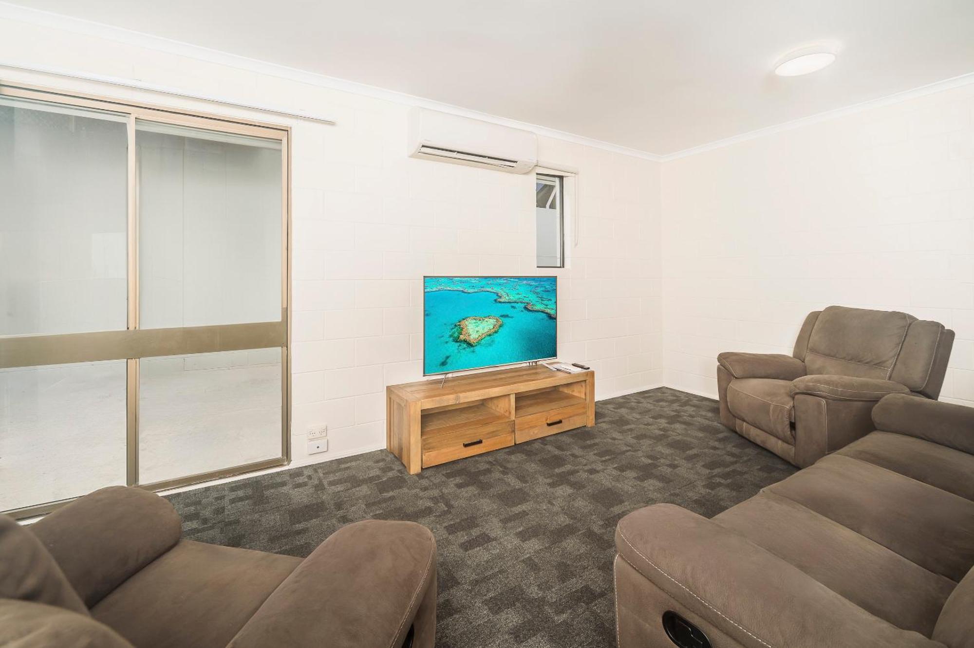 איירלי ביץ' Reef Gateway Hotel מראה חיצוני תמונה