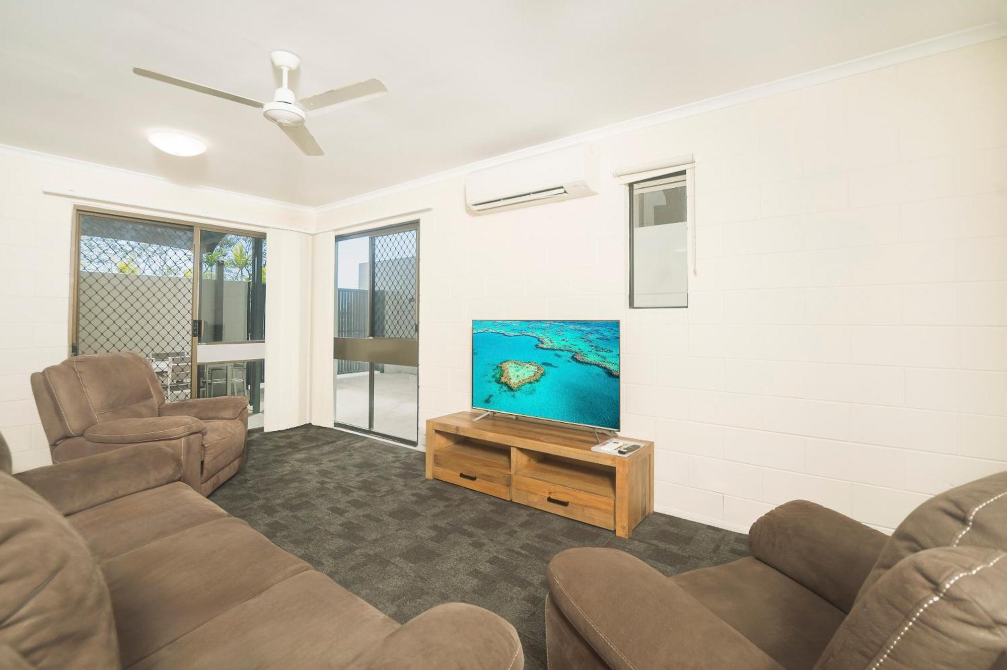 איירלי ביץ' Reef Gateway Hotel מראה חיצוני תמונה