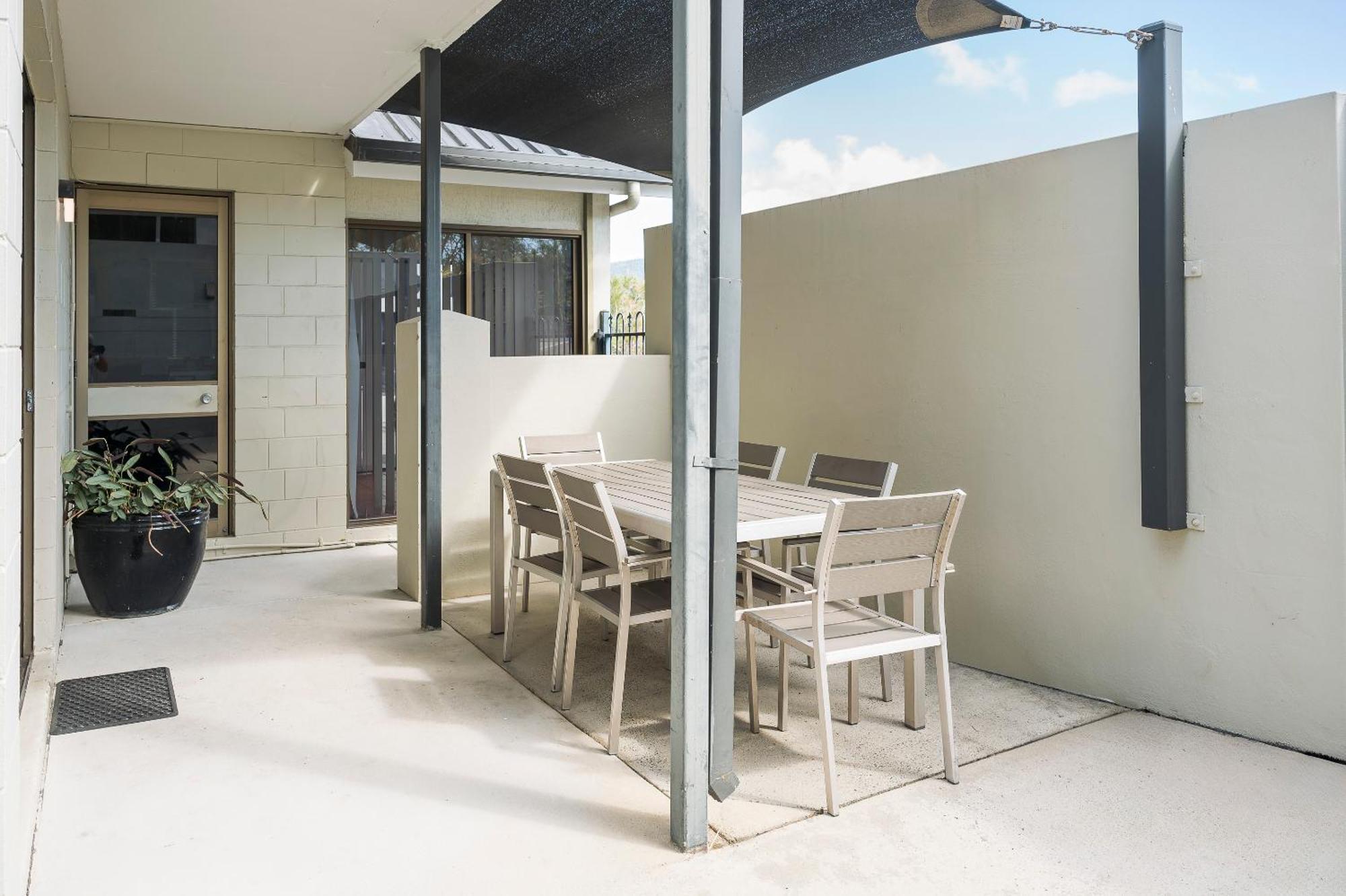 איירלי ביץ' Reef Gateway Hotel מראה חיצוני תמונה