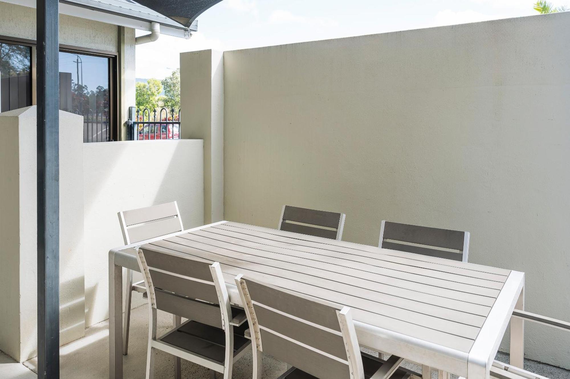 איירלי ביץ' Reef Gateway Hotel מראה חיצוני תמונה