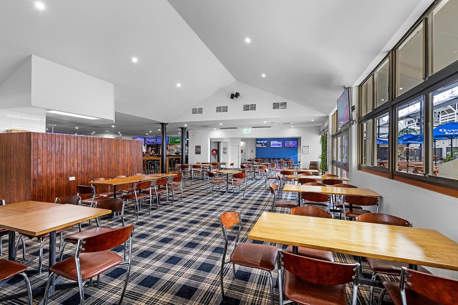 איירלי ביץ' Reef Gateway Hotel מראה חיצוני תמונה