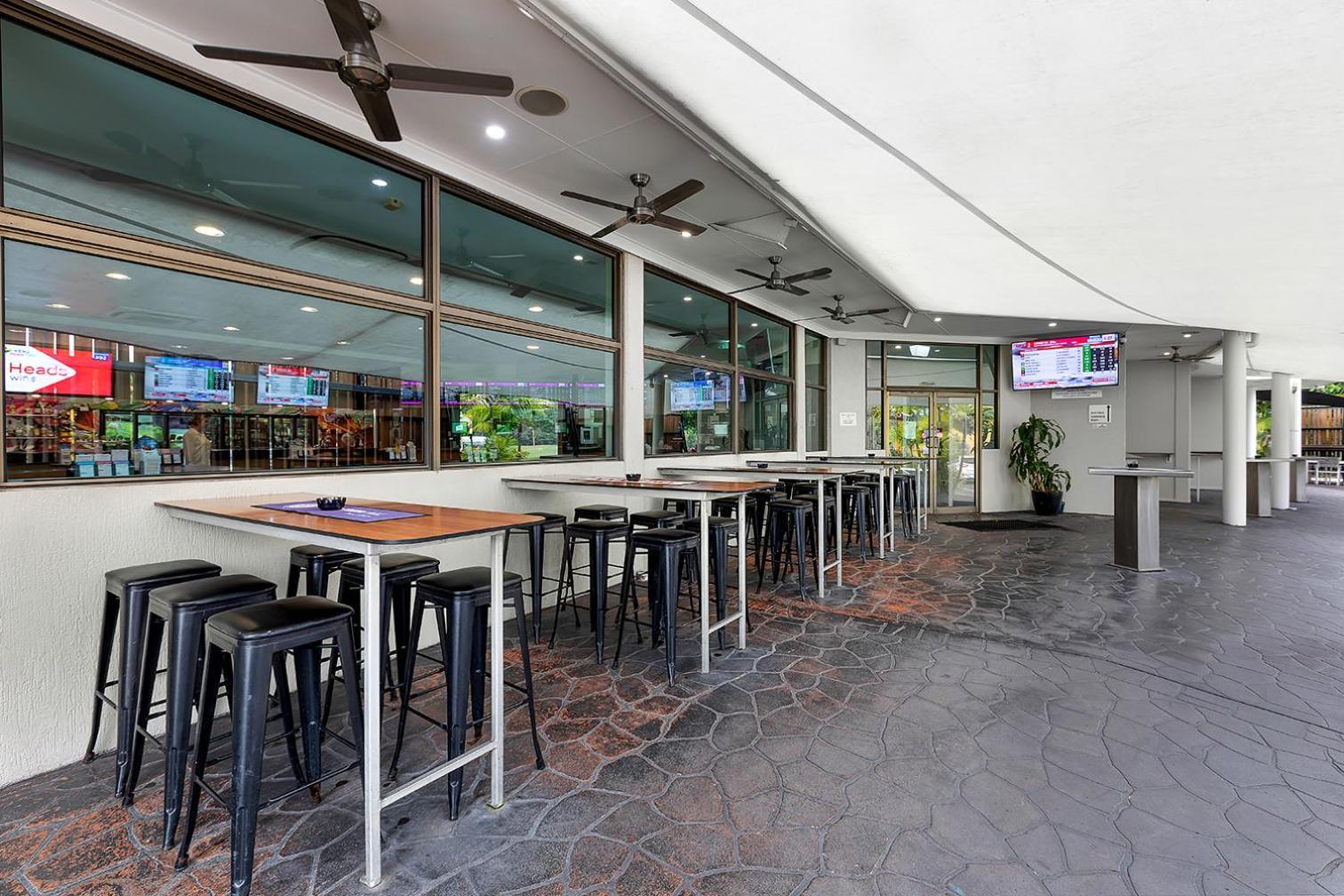 איירלי ביץ' Reef Gateway Hotel מראה חיצוני תמונה